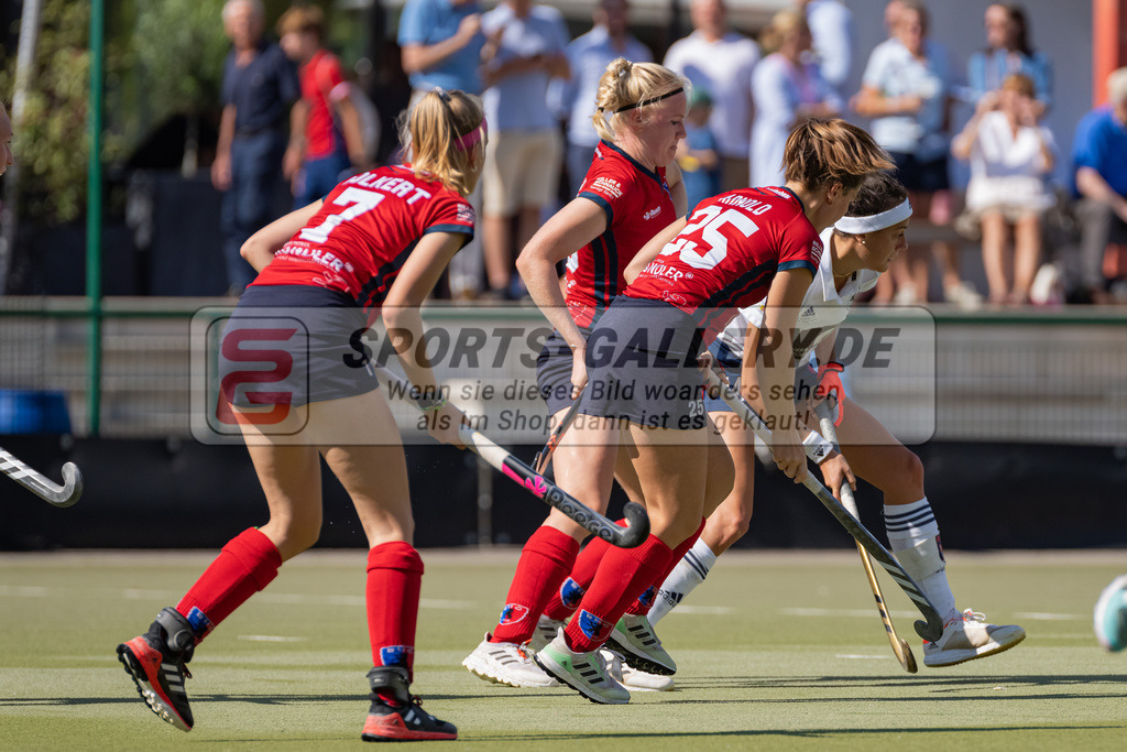 HK_20220903_109645 | 1. Bundesliga Damen Düsseldorfer HC - Berliner HC am 3.9.2022 DHC Düsseldorf, Düsseldorf , Selin Oruz ( Düsseldorfer HC #14 ) , Pahlia Arnold ( Berliner HC #25 )