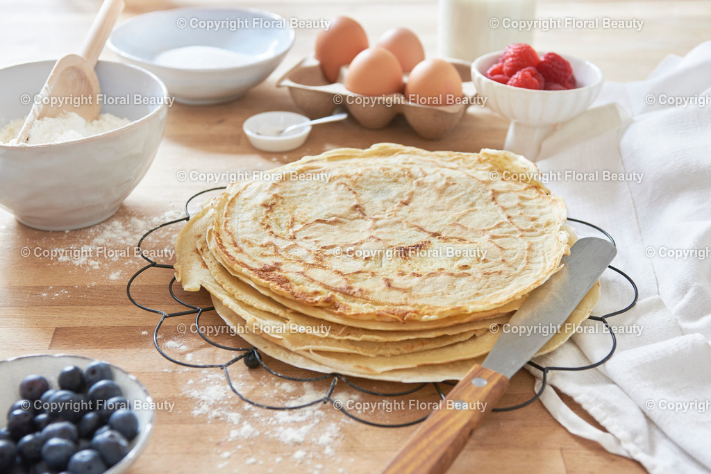 Pfannkuchenzubereitung mit Zutaten | geschichtete Pfannkuchen mit Mehl, Eiern, Zucker, Himbeeren, Milch - Realized with Pictrs.com