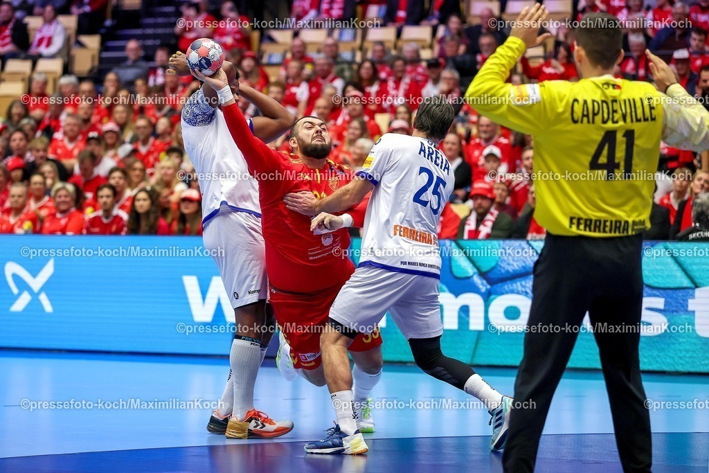 EHF18012601032 | 18.01.2026, Handball, Men's EHF EURO 2026, Portugal - Nordmazedonien, Jyske Bank Boxen in Herning, Dänemark, Preliminary Round:  Zharko Peshevski (North Macedonia #33) im Zweikampf gegen   Victor Manuel Iturriza Alvarez (Portugal #08)  Antonio Antunes Baeta Rodrigues Areia (Portugal #25) 