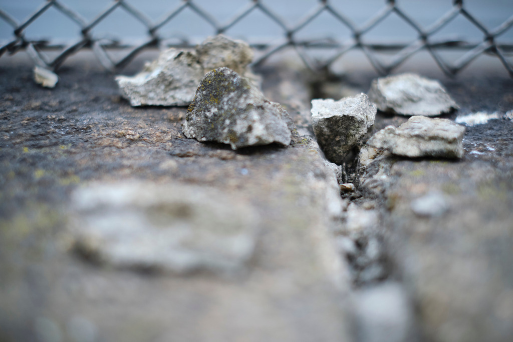 bröckelnde Mauer, dahinter ein Drahtzaun. | Wien, Austria - November 22, 2021: bröckelnde Mauer, dahinter ein Drahtzaun. - Realisiert mit Pictrs.com
