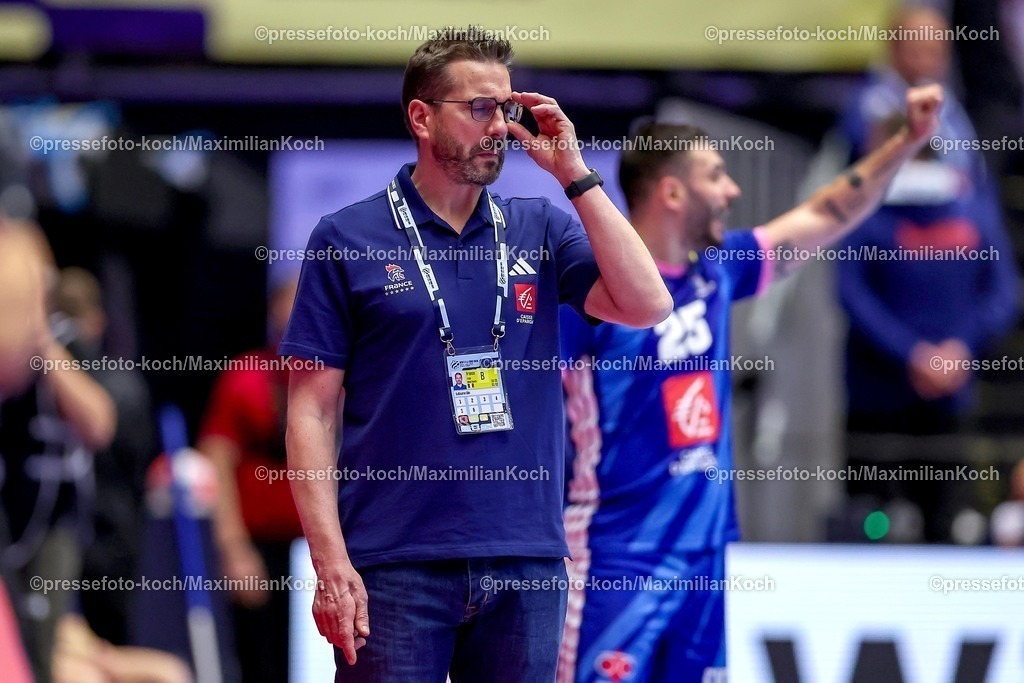 EHF24012601074 | 24.01.2026, Handball, Men's EHF EURO 2026, Frankreich - Portugal, Jyske Bank Boxen in Herning, Dänemark, Main Round: Headcoach Guillaume Gille (France #hc) gestikulierend am Spielfeldrand  