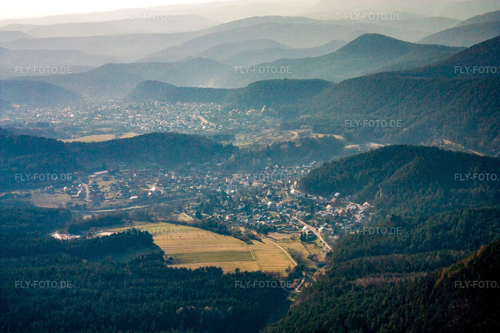 Luftbild: Ortsansicht von Osten in Erfweiler im Bundesland Rheinland-Pfalz in Deutschland. Foto: IMG_17457.jpg vom 21.03.2009 durch Werner Riehm/FLY-FOTO.de