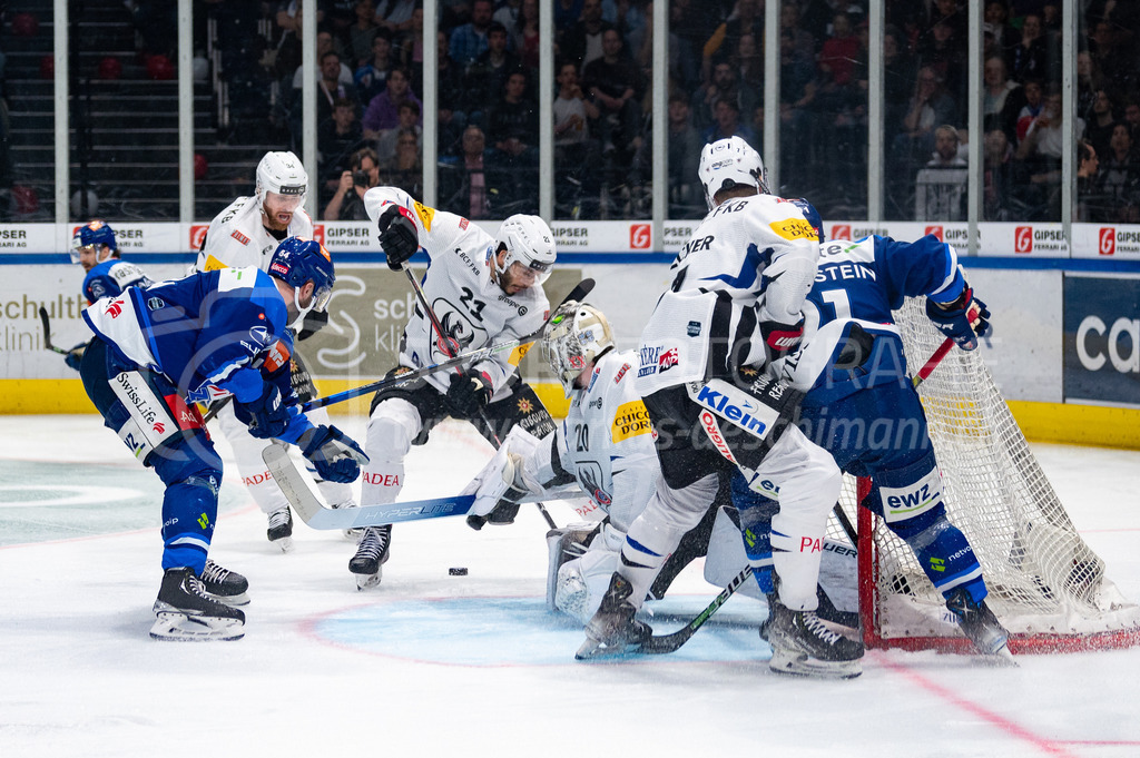 Swiss National League: Semifinals Game 4: ZSC Lions - Fribourg-Gotteron | 14.04.2022, Zürich, Hallenstadion, Swiss National League: Semifinals Game 4: ZSC Lions - Fribourg-Gotteron, #54 Christian Marti (ZSC) bleibt gegen #21 Mauro Jörg (Fribourg) und #20 Torhüter Reto Berra (Fribourg) erfolglos. - Realisiert mit Pictrs.com