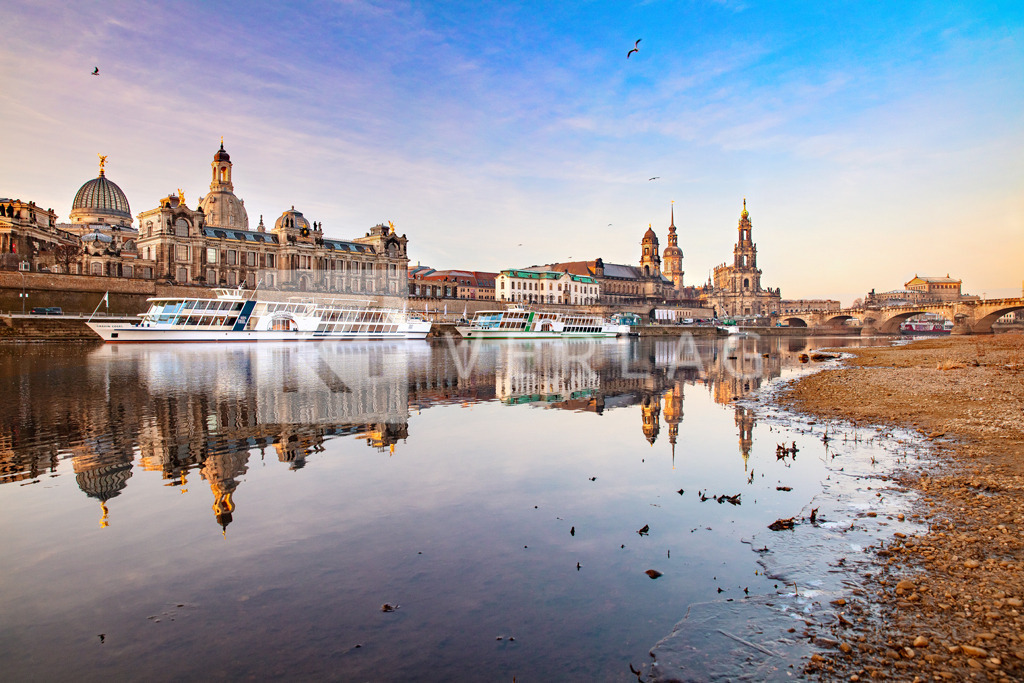 Silhouette-Dresden-Altstadt-Dampfer-FOCO4038 | Blick auf die Altstadtsilhouette mit der Frauenkirche, Hofkirche und Semperoper. - Realisiert mit Pictrs.com