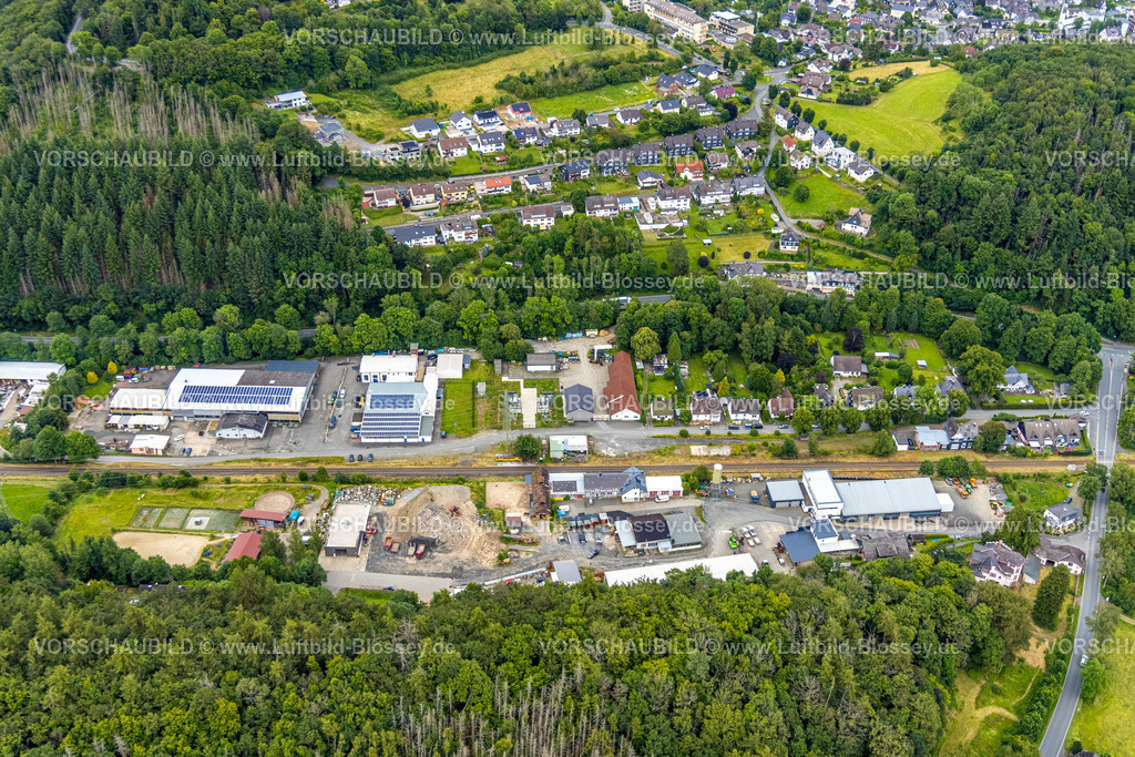 BadLaasphe240709345 | Luftbild, Gewerbegebiet Friedrichshütte und Lindenstraße an der Bahnlinie, Wohngebiet Schuleborn, hinten die Schloßbergklinik HGC Kliniken GmbH, Wittgenstein-Kunst, Bad Laasphe, Wittgensteiner Land, Nordrhein-Westfalen, Deutschland