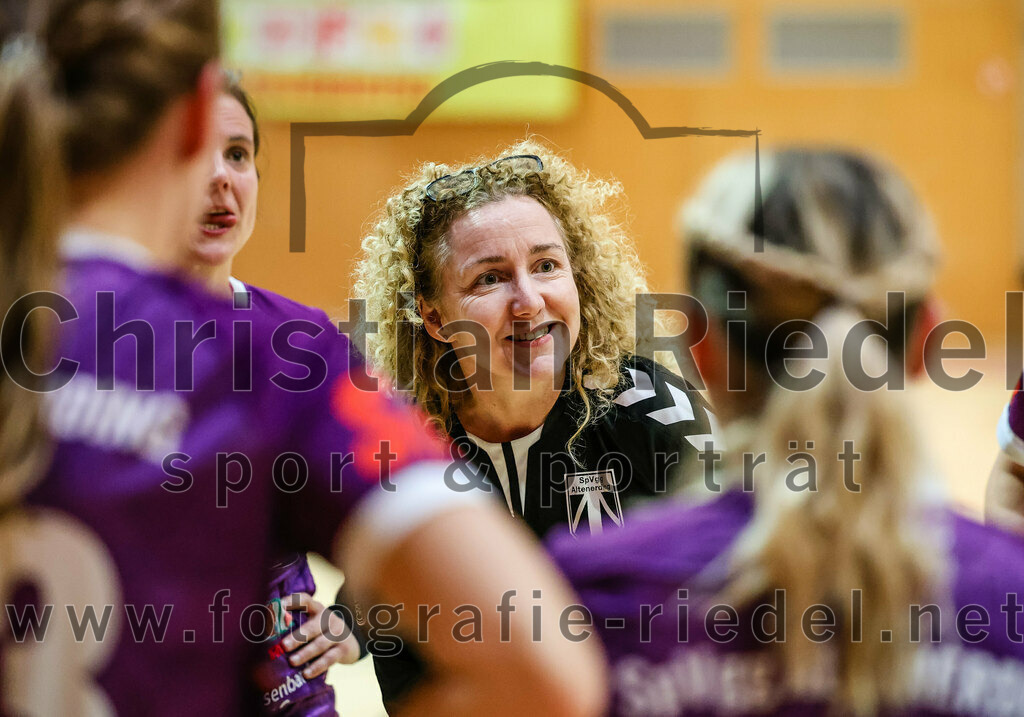 2023-12-17_067_SpVgg_Altenerding_II_gegen_HF_Scheyern | Erding, Deutschland, 17.12.2023:
Handball, Bezirksliga Frauen Altbayern 2023 / 2024, 9. Spieltag, SpVgg Altenerding II gegen HF Scheyern, Endergebnis: 22:26

Trainerin Nicole Steinbrecher (SpVgg Altenerding)

Foto: Christian Riedel / fotografie-riedel.net