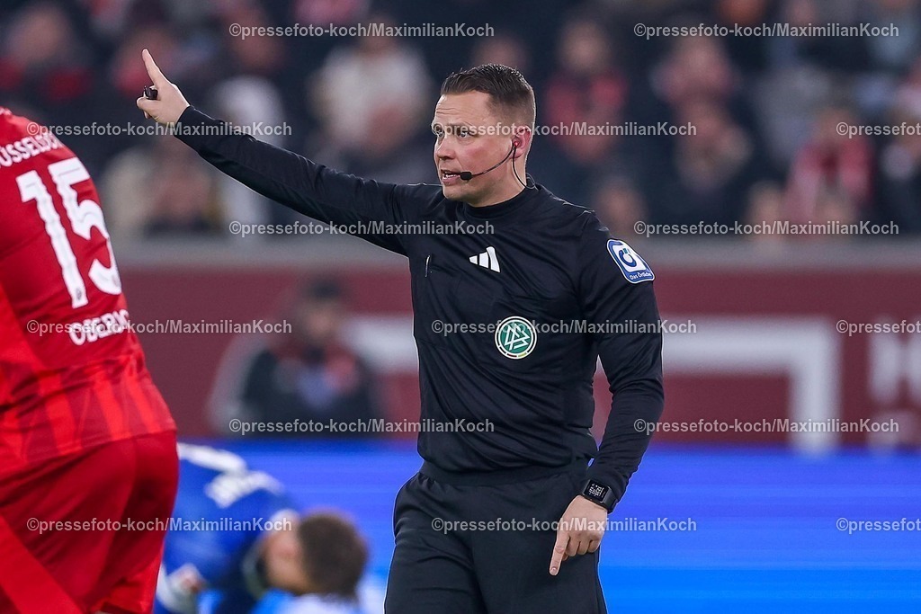 Due17012501063 | 17.01.2025, Fußball, Fortuna Düsseldorf - SV Darmstadt 98, 2.. Fußball Bundesliga, 18. Spieltag, Merkur Spiel-Arena, Saison 2024 2025: Schiedsrichter Robert Kampka gestikulierend DFB regulations prohibit any use of photographs as image sequences and or quasi-video.