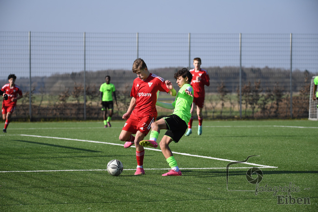 JFV Edewecht-TSV Bemerode U15 | C-Jugend Niedersachsenliga; JFV Edewecht (grün)-TSV Bemerode U15 (rot) am 09.03.2024; in Edewecht (Sportpark Göhlenweg), Photo: Philip Eiben 2024 - Realisiert mit Pictrs.com