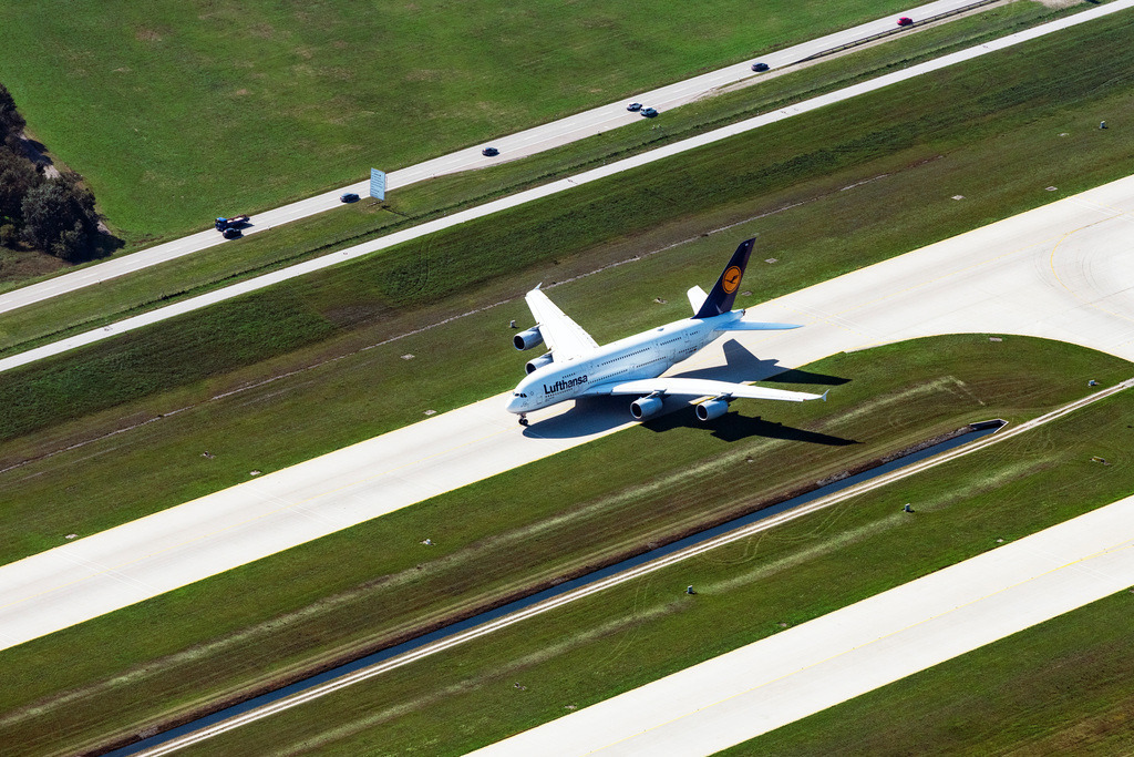 dr__0019977.jpg | MüNCHEN 18.09.2018 Passagierflugzeug A 380 der Lufthansa beim Rollen auf dem Rollfeld und Vorfeld des Flughafen in München im Bundesland Bayern, Deutschland. // Airliner- Passenger aircraft A 380 of Lufthansa rolling on the apron of the airport in Munich in the state Bavaria, Germany. Foto: Daniel Reiter