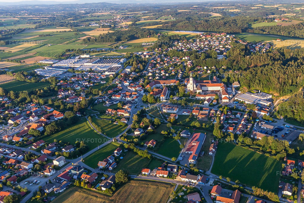Luftbild:  im Ortsteil Sankt Peter in Aldersbach im Bundesland Bayern in Deutschland. – Foto: IMG_132901.jpg vom 02.07.2022 durch Werner Riehm/FLY-FOTO.de – Auflösung des Originals: 4129 x 2753 px – aldersbach.de
