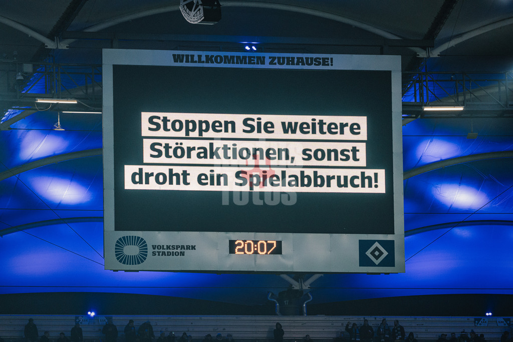 Fußball | Männer | Saison 2023/2024 | 2. Fußball-Bundesliga | 21. Spieltag | Hamburger SV vs. Hannover 96 | 09.02.2024 | Die Fans werden per Anzeigetafel gewarnt: Stoppen Sie weitere Störaktionen, sonst droht ein Spielabbruch!