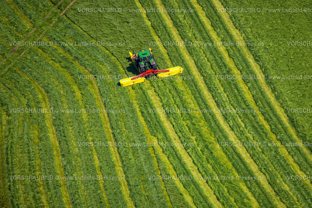 Eslohe230505559 | Luftbild, Landwirtschaftliche Feldarbeit mit Traktor, Formen und Farben, Obersalwey, Eslohe, Sauerland, Nordrhein-Westfalen, Deutschland
