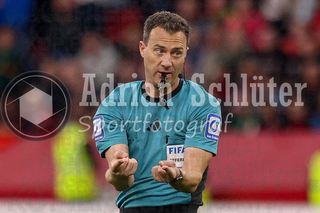 Bayer 04 Leverkusen vs Borussia Mönchengladbach - Bundesliga  | Leverkusen, Deutschland, 21.09.25:   Schiedsrichter Felix Zwayer gestikuliert, Gestik waehrend des Spiels der Bundesliga zwischen  Bayer 04 Leverkusen vs Borussia Mönchengladbach in der BayArena(Foto von Brauer-Fotoagentur / Adrian Schlueter)