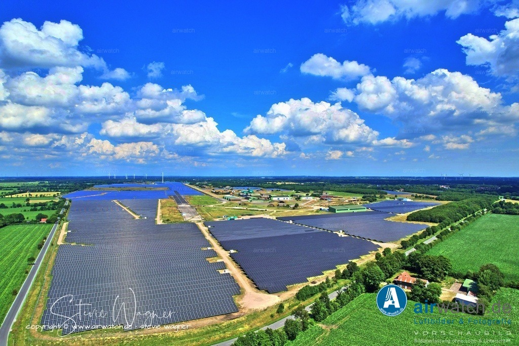 Solarpark Eggebek in Schleswig-Holstein - Recyclingquote | Obwohl die Massenquote hoch ist, liegt der Fokus oft auf den "großen" Materialien Glas und Aluminium. Die Rückgewinnung von hochwertigem Silizium und Silber ist technisch möglich, aber oft noch teurer als die Förderung von Primärrohstoffen.  Dennoch verbessern automatisierte Verfahren (z. B. von Reiling oder im Projekt Photorama) kontinuierlich die Ausbeute dieser wertvollen Rohstoffe, um die Abhängigkeit von Importen zu senken.