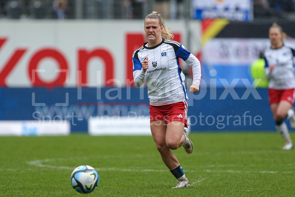 Fussball, 2. Frauen-Bundesliga, SV Meppen - Hamburger SV | v.li.: Amelie Woelki (Hamburger SV, 27) am Ball, Einzelbild, Ganzkörper, Aktion, Action, Spielszene, DIE DFB-RICHTLINIEN UNTERSAGEN JEGLICHE NUTZUNG VON FOTOS ALS SEQUENZBILDER UND/ODER VIDEOÄHNLICHE FOTOSTRECKEN. DFB REGULATIONS PROHIBIT ANY USE OF PHOTOGRAPHS AS IMAGE SEQUENCES AND/OR QUASI-VIDEO.