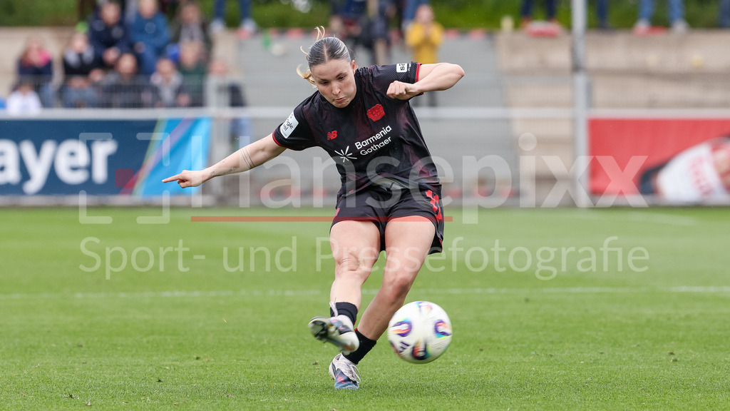 Fussball, Google Pixel Frauen-Bundesliga, Bayer 04 Leverkusen - SV Werder Bremen | Estrella Merino Gonzalez (Bayer 04 Leverkusen, 10) am Ball, Freisteller, Einzelbild, Ganzkörper, Aktion, Action, Spielszene, DIE DFB-RICHTLINIEN UNTERSAGEN JEGLICHE NUTZUNG VON FOTOS ALS SEQUENZBILDER UND/ODER VIDEOÄHNLICHE FOTOSTRECKEN. DFB REGULATIONS PROHIBIT ANY USE OF PHOTOGRAPHS AS IMAGE SEQUENCES AND/OR QUASI-VIDEO.