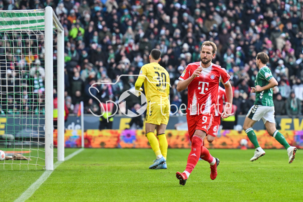 SV Werder Bremen - FC Bayern München | BREMEN, GERMANY - 14. FEBRUARY: Jubel der Bayern nach dem Treffer zum 0-1 durch Harry KANE (FC Bayern Munich 9) / Elfmeter Tor / Torschuetze / Freude / Happy während dem Bundesligamatch zwischen dem SV Werder Bremen und dem FC Bayern München am 22. Spieltag im Weserstadion / DFL REGULATIONS PROHIBIT ANY USE OF PHOTOGRAPHS AS IMAGE SEQUENCES AND/OR QUASI-VIDEO