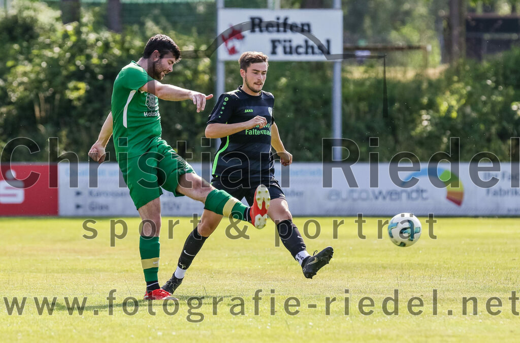 2023-07-09_006_FC_Forstern_gegen_SpVgg_Neuching | Forstern, Deutschland, 09.07.2023:
Fußball, Kreisklasse 2023 / 2024, Testspiel, FC Forstern gegen SpVgg Neuching, Endergebnis: 2:4

Thomas Schmid (FC Forstern, #3), Louis Schmid (SpVgg Neuching, #10)

Foto: Christian Riedel / fotografie-riedel.net