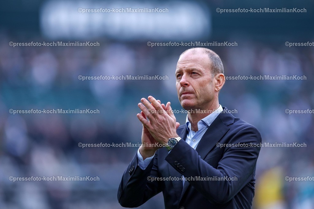 BMG21022502115 | 22.02.2025, Fußball, Borussia Mönchengladbach - FC Augsburg, 1. Fußball Bundesliga, Borussia-Park, Saison 2024 2025: Cheftrainer Jess Thorup (FC Augsburg) klatschendDFB regulations prohibit any use of photographs as image sequences and or quasi-video.