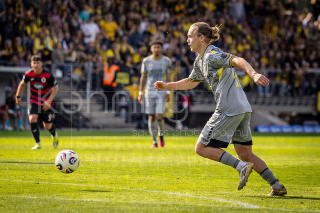 German 3rd Division, Viktoria Koeln vs. Alemannia Aachen, 10.05.2026 | KOELN, GERMANY - MAY 10, 2026: Lars Gindorf (Alemannia Aachen, 23) during the 3rd division match on gameday 37 between Viktoria Koeln vs. Alemannia Aachen at the Sportpark Hoehenberg on May 10, 2026 in Koeln, Germany. DFL REGULATIONS PROHIBIT ANY USE OF PHOTOGRAPHS AS IMAGE SEQUENCES AND/OR QUASI-VIDEO.