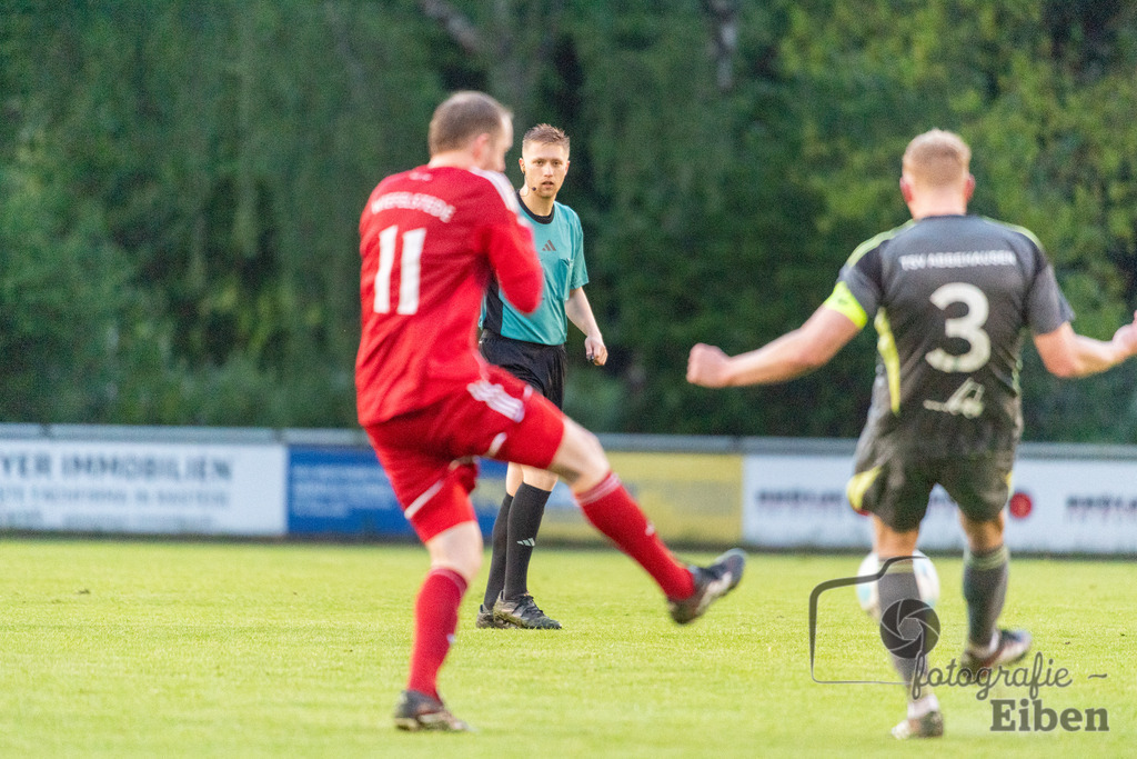 SV Eintracht Wiefelstede-TSV Abbehausen | Bezirksliga Herren; SV Eintracht Wiefelstede (rot)-TSV Abbehausen (grau) am 13.05.2026 in Wiefelstede (Sportanlage), Photo: Philip Eiben 2026 - Realisiert mit Pictrs.com