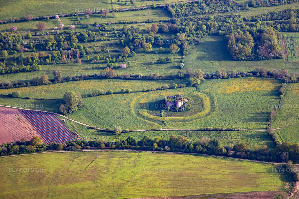 Vue aérienne: Château du Gerolseck à Niederstinzel dans le département Moselle, France. Photo: IMG_140617.jpg prise le 01/05/2024 par Werner Riehm/FLY-FOTO.eu – Résolution de l'original: 4665 x 3110 px