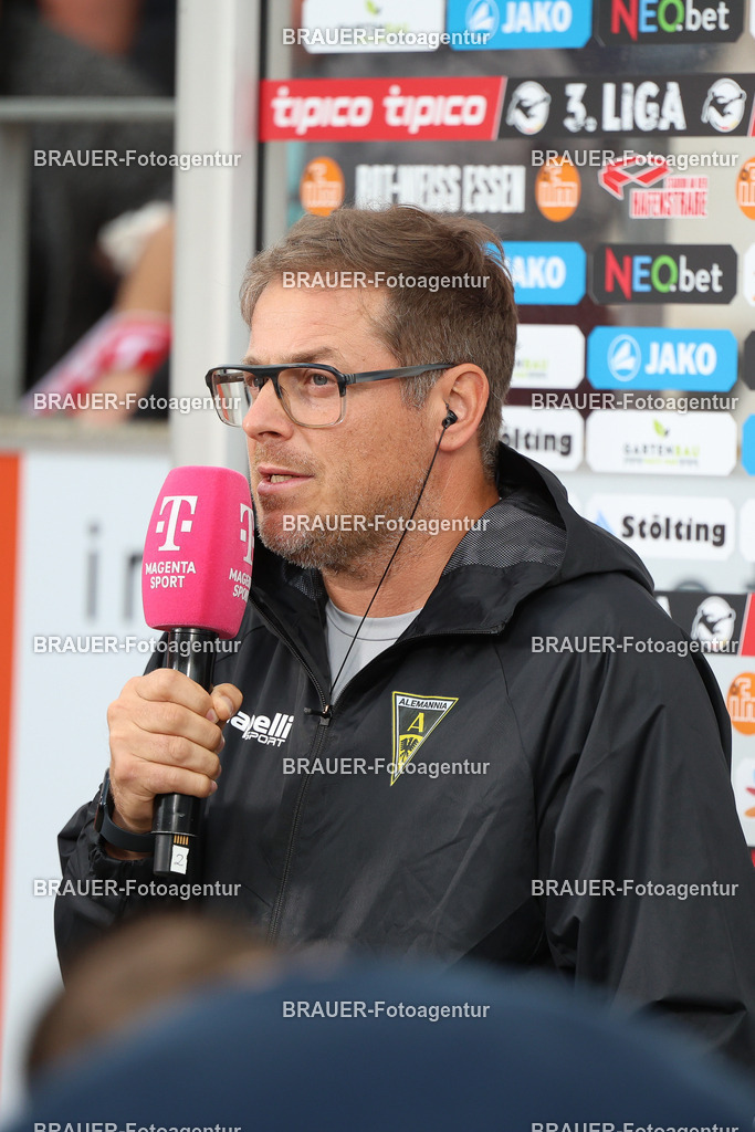 Rot-Weiss Essen - TSV Alemannia Aachen | Essen, Deutschland, 31.08.2025 Benedetto Muzzicato (Alemannia Aachen) beim Interviewwährend des 3.Liga Spiels zwischen  Rot-Weiss Essen und Alemannia Aachen am 31.08.2025 im Stadion an der Hafenstraße in Essen. (Foto von Timo Bluhmki-Schmidt/Brauer Fotoagentur