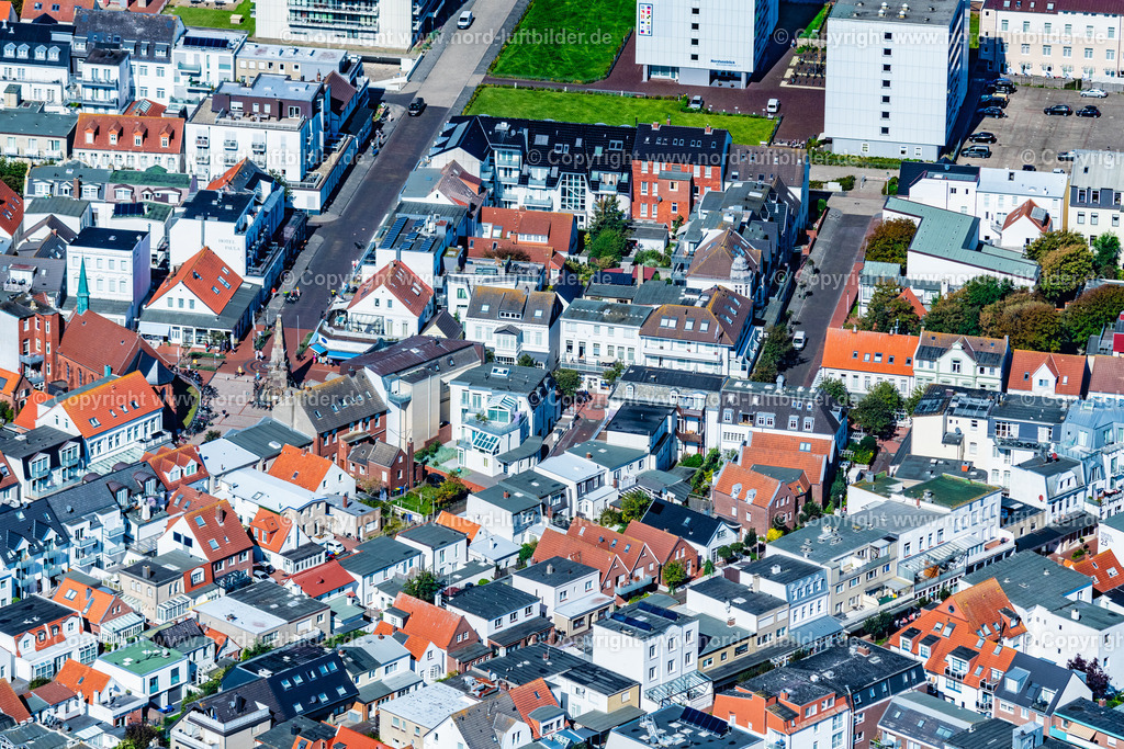 Norderney_Kaiserwilhelmdenkmal_ELS_6847050923 | NORDERNEY 05.09.2023 Sehenswürdigkeit und Tourismus- Attraktion des Geschichts-Das Kaiser Wilhelm Denkmal in der Fußgängerzone in der Knyphauserstraße auf der Insel Norderney im Bundesland Niedersachsen, Deutschland. // Sight and tourism attraction of history - The Kaiser Wilhelm monument in the pedestrian zone in Knyphauserstrasse on the island of Norderney in the state of Lower Saxony, Germany. Foto: Martin Elsen