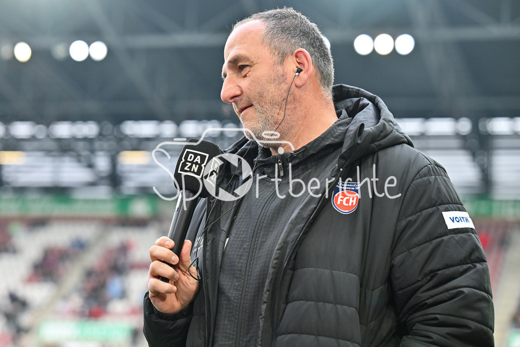 FC Augsburg - 1. FC Heidenheim | AUGSBURG, GERMANY - 15. FEBRUARY: im Bild Frank SCHMIDT Trainer 1. FC Heidenheim / Einzelfoto / Freisteller beim Interview mit DAZN vor dem Bundesligamatch zwischen dem FC Augsburg und dem 1. FC Heidenheim am 22. Spieltag in der WWK-Arena / DFL REGULATIONS PROHIBIT ANY USE OF PHOTOGRAPHS AS IMAGE SEQUENCES AND/OR QUASI-VIDEO