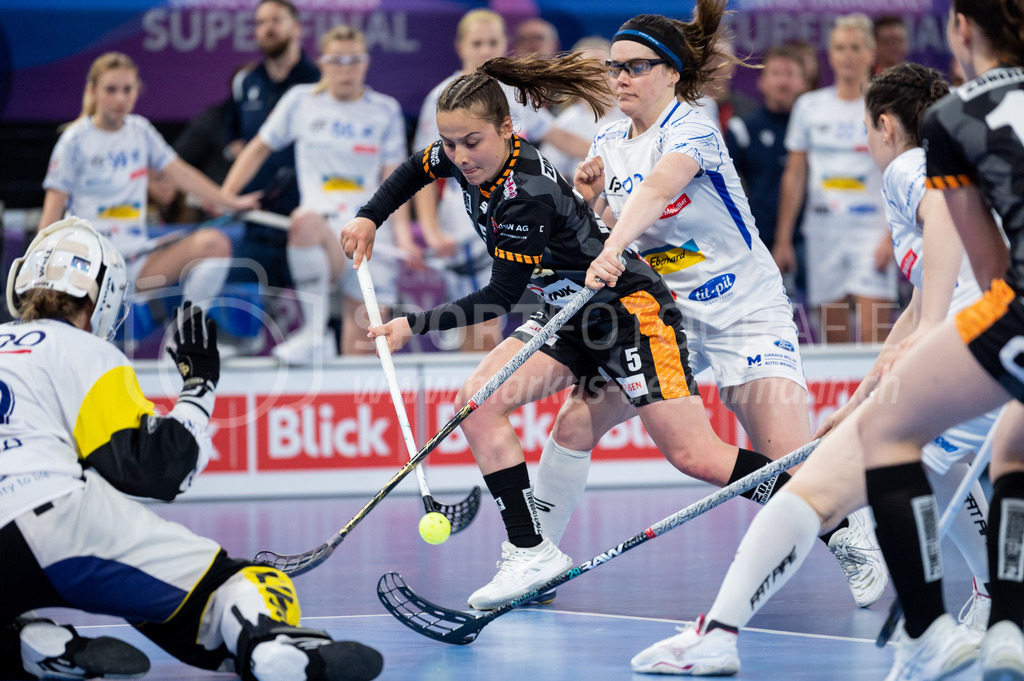 Piranha Chur vs Kloten-Dietlikon Jets - 23. April 2022 | Piranha Chur vs Kloten-Dietlikon Jets
Stimo Arena, Kloten
#5 Rahel Wyss (Piranha Chur) bedrängt von #92 Tanja Bühler (Kloten-Dietlikon Jets).
Bild: Sportfotografie Markus Aeschimann | www.markus-aeschimann.ch - Realisiert mit Pictrs.com