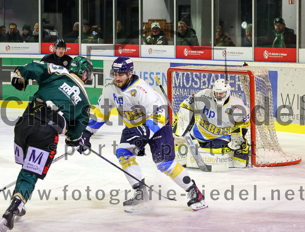 2026-01-09_085_TSV_Erding_gegen_Stuttgart_Rebels | Erding, Deutschland, 09.01.2026:Eishockey, Oberliga Süd 2025 / 2026, 35. Spieltag, TSV Erding gegen Stuttgart Rebels, Endergebnis: Dennis Miller (Erding Gladiators, #61), Emre Yamak (Stuttgart Rebels, #55), Torwart Nick Jordan Vieregge (Stuttgart Rebels, #29)Foto: Christian Riedel / fotografie-riedel.net