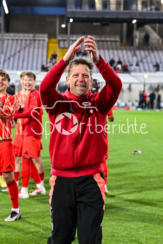 FC Bayern Amateure - Türkgücü München | Die Spieler der Bayern Amateure feiern zusammen mit den Fans nach dem letzten Heimspiel der Saison / Regionalliga Bayern: FC Bayern Muenchen II - Tuerkguecue Muenchen, Gruenwalder Stadion am 09.05.2025 / Holger SEITZ Cheftrainer FC Bayern München II