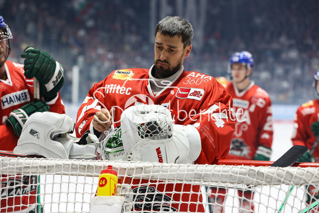 Augsburger Panther - Fischtown Pinguins Bremerhaven | Die Maske von Dennis ENDRAS (AEV #44) ist nach einem Treffer kaputt