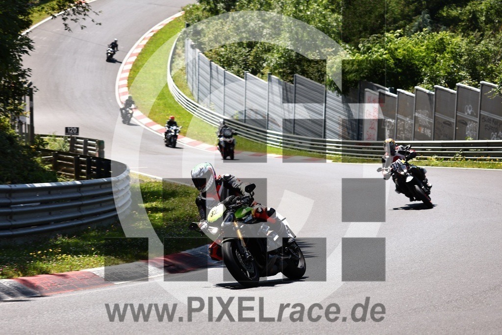 inst32-20240729_01320 | Schöne Erinnerungen an spannende Momente - das festzuhalten ist unser Job. PIXELrace.de ist seit 2003 auf den Rennstrecken Europas unterwegs um die Action draußen beim Fahren und die wunderbare Stimmung imm Fahrerlager für euch einzufangen.