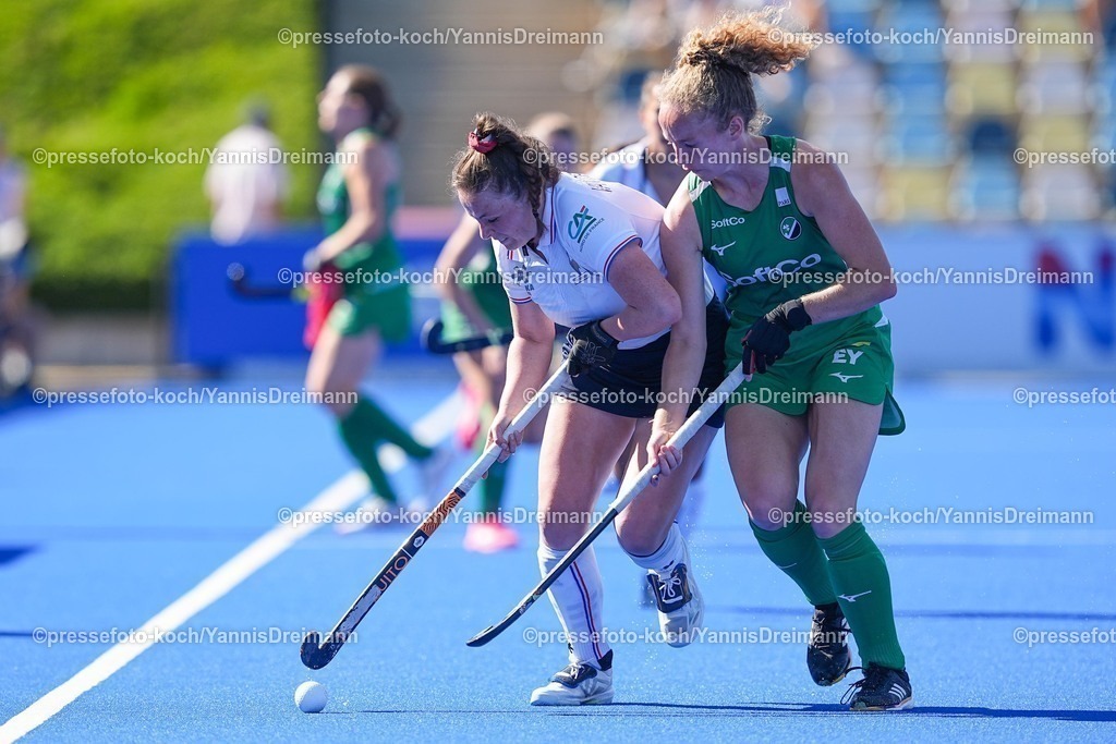 xydrx11082501043 | 11.08.2025, xydrx, Frauen EuroHockey Championship 2025, Gruppenphase, Gruppe A, Irland - Frankreich, Sparkassenpark Mönchengladbach: Emma van der Zanden (FRA #15) im Zweikampf gegen Michelle Carey (IRL #5)
