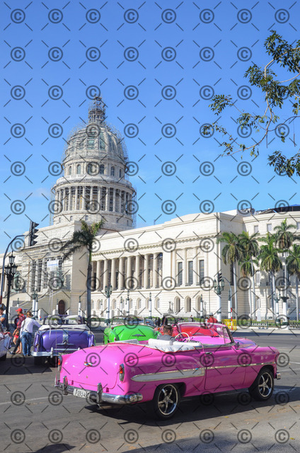 RGE_6360r | Amerikanische Oldtimer vor dem Capitolio in Havanna.    Fotograf: Ralf Gebhardt - Realisiert mit Pictrs.com