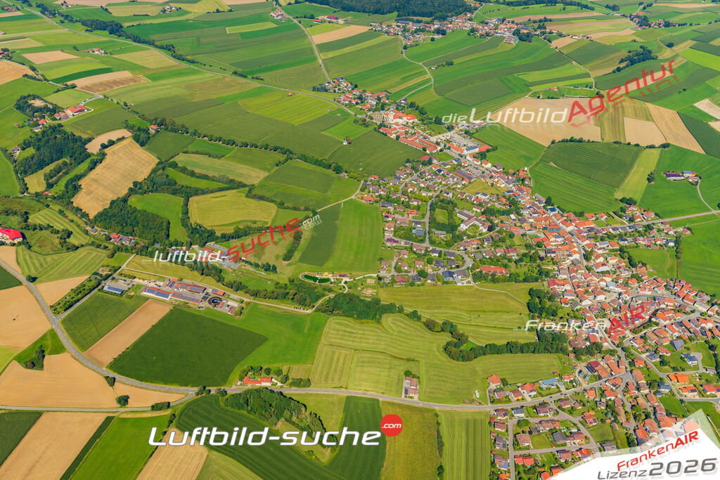 Luftaufnahme von Neukirchen beim Heiligen Blut - Die Luftaufnahme wurde 2025 vom UL-Flugzeug heraus erstellt ( keine Drohne ) - Hochauflösende Luftaufnahme - für professionelle Ausdrucke geeignet. Die Geschenkidee !Mit Lizenz und Bildrechte bestellbar
