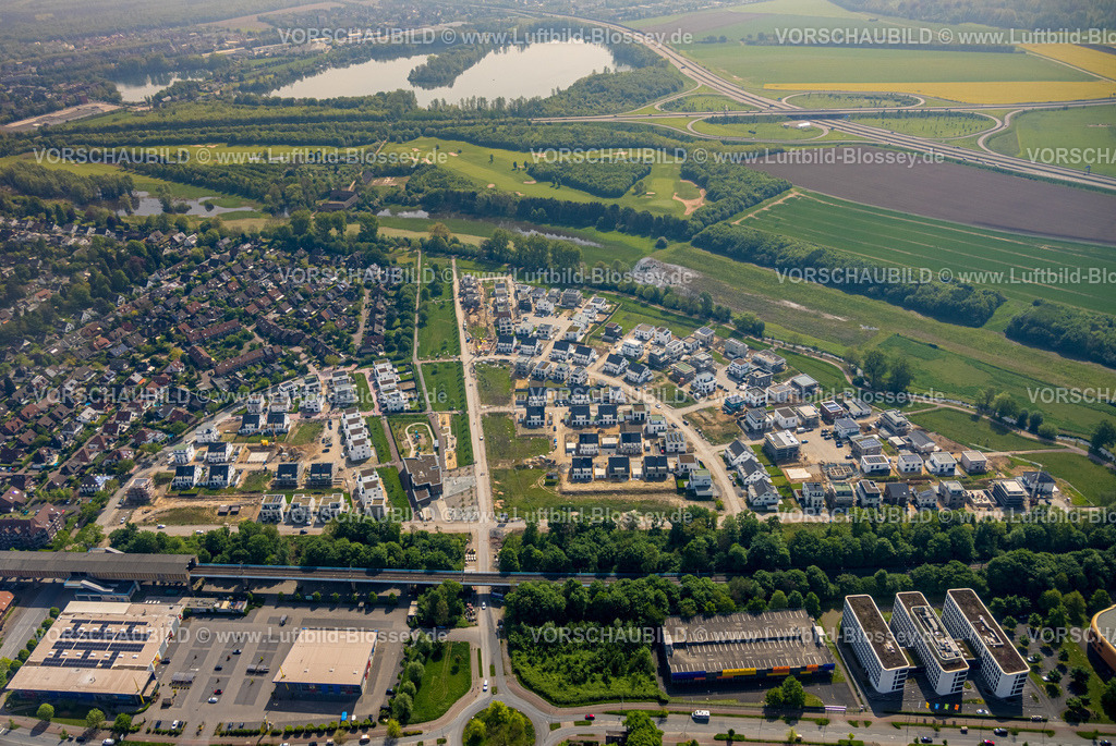 Duisburg240500761 | Luftbild, Baustelle mit Neubau, Wohngebiet Angerbogen, Am Alten Angerbach, halbkreisförmige Neubau-Wohnsiedlung, Gewerbegebiet Xella International GmbH und Edeka E-Center Angerbogen, überdachter Bahnhof Angerbogen, Huckingen, Duisburg, Ruhrgebiet, Nordrhein-Westfalen, Deutschland