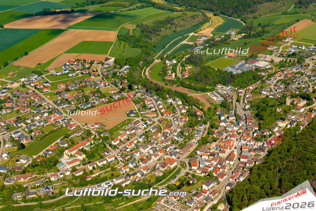 Das Luftbild zeigt :  Altmannstein - Die Luftaufnahme wurde 2024 vom UL-Flugzeug aus erstellt ( keine Drohne ) - Hochauflösende Luftaufnahme - Für grossformatige Ausdrucke geeignet. Die Geschenkidee !Mit Lizenz und Bildrechte bestellbar