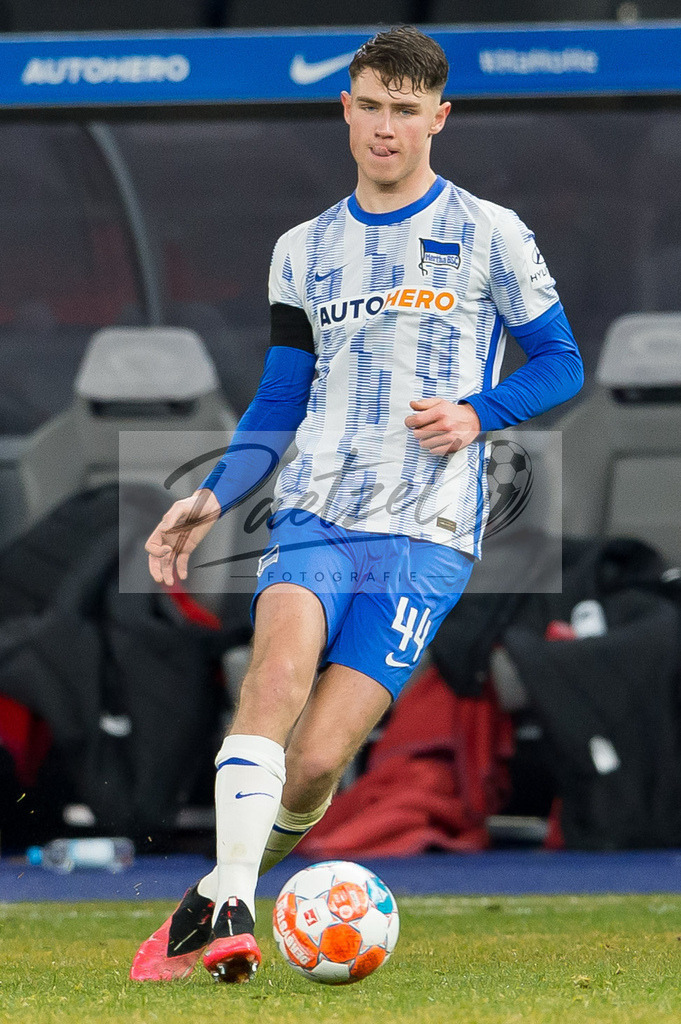 BSCFCB20220123_331 | Fussball, Herren: Linus Jasper Gechter (Hertha BSC) in Aktion, am Ball, Einzelaktion bei dem Spiel der 1. Bundesliga zwischen Hertha BSC und FC Bayern Muenchen im Olypiastadion am 23.01.2022 in Berlin, Deutschland.DFB / DFL REGULATIONS PROHIBIT ANY USE OF PHOTOGRAPHS AS IMAGE SEQUENCES AND/OR QUASI-VIDEO. - Realisiert mit Pictrs.com