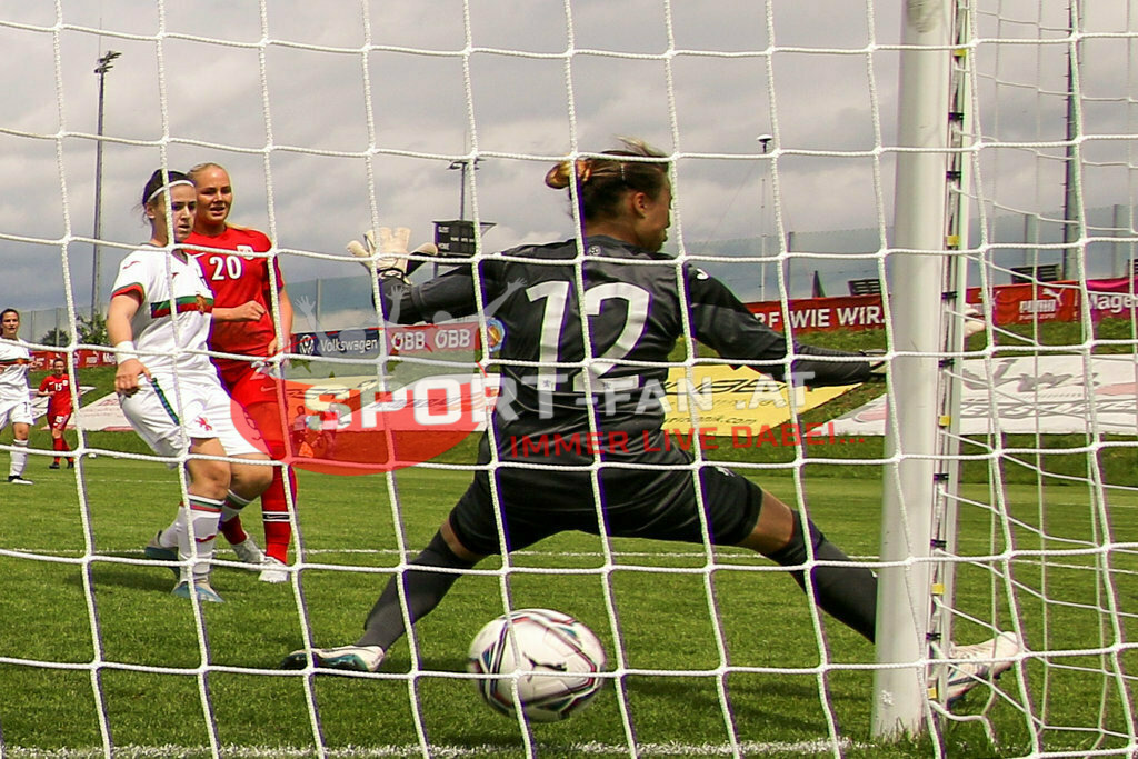 Norwegen U19  Bulgarien U19 | Tor, Milena Karakoleva (BUL #12) Cathinka Cecilie Friis Tandberg (Norway #20) ; Norwegen U19  Bulgarien U19 am 13.05.2022 in Wels
(Huber Arena), AUSTRIA, (Photo by Ernst Krawagner sport-fan.at) - Realisiert mit Pictrs.com