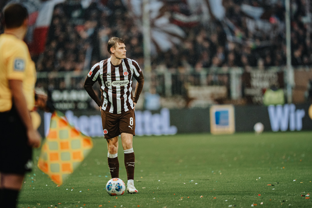 FCS07638 | Der offizielle Shop für FC St. Pauli Fotos. Wähle aus Spielszenen & Fanmomenten dein FCSP Wunschformat. Wir liefern Millerntor-Atmosphäre.