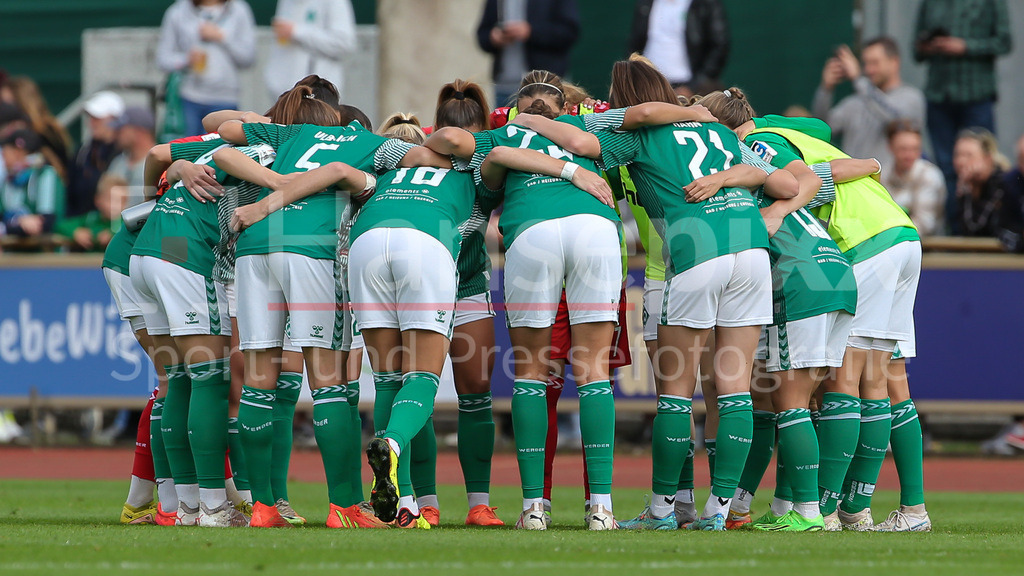 Fussball, Google Pixel Frauen-Bundesliga, SV Werder Bremen - TSG 1899 Hoffenheim | v.li.: Spielerinnen des SV Werder Bremen schwören sich mit einem Mannschaftskreis ein, Teamkreis, Ansprache, Motivation, DIE DFB-RICHTLINIEN UNTERSAGEN JEGLICHE NUTZUNG VON FOTOS ALS SEQUENZBILDER UND/ODER VIDEOÄHNLICHE FOTOSTRECKEN. DFB REGULATIONS PROHIBIT ANY USE OF PHOTOGRAPHS AS IMAGE SEQUENCES AND/OR QUASI-VIDEO.