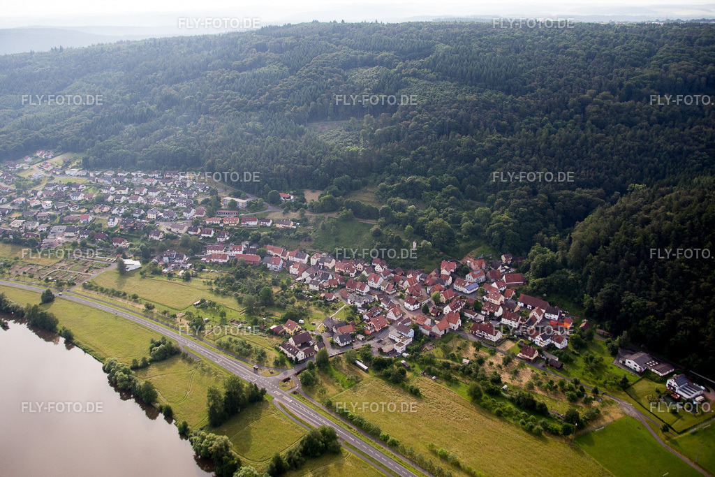 Dorfkern an den Fluß- Uferbereichen des Main | Luftbild: Dorfkern an den Fluß- Uferbereichen des Main im Ortsteil Grünenwört in Wertheim im Bundesland Baden-Württemberg in Deutschland. Foto: IMG_089693.jpg vom 11.06.2016 durch Werner Riehm/FLY-FOTO.de - Realisiert mit Pictrs.com