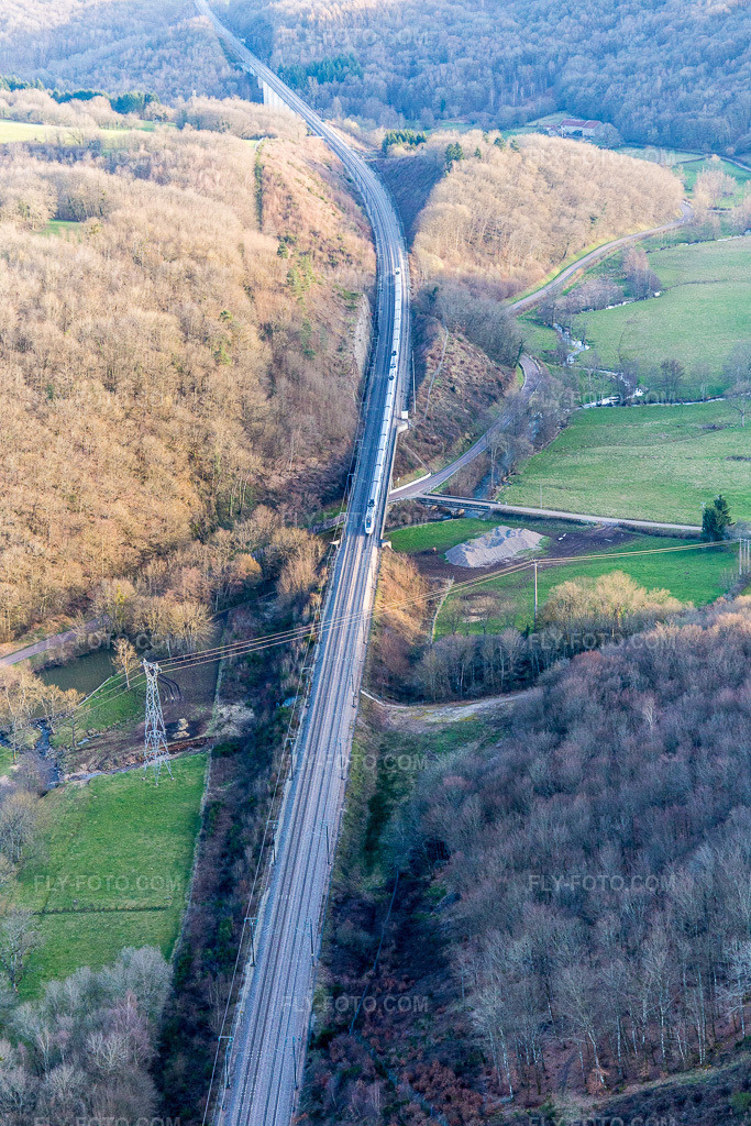 Aerial view: TGV in Sully in the state Saone et Loire, France. – Photo: IMG_105510.jpg taken on 04/01/2018 by Werner Riehm/FLY-FOTO.com – Resolution of the original: 3648 x 5472 px