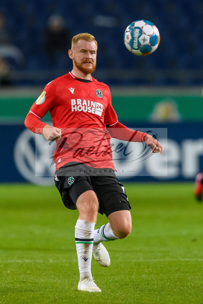 H96DUS20211027_018 | Fussball, Herren: Sebastian Kerk (Hannover 96) in Aktion, am Ball, Einzelaktion bei dem Spiel der 2. Runde im DFB-Pokal zwischen Hannover 96 und Fortuna Duesseldorf in der HDI-Arena am 27.10.2021 in Hannover, Deutschland.DFB / DFL REGULATIONS PROHIBIT ANY USE OF PHOTOGRAPHS AS IMAGE SEQUENCES AND/OR QUASI-VIDEO. - Realisiert mit Pictrs.com