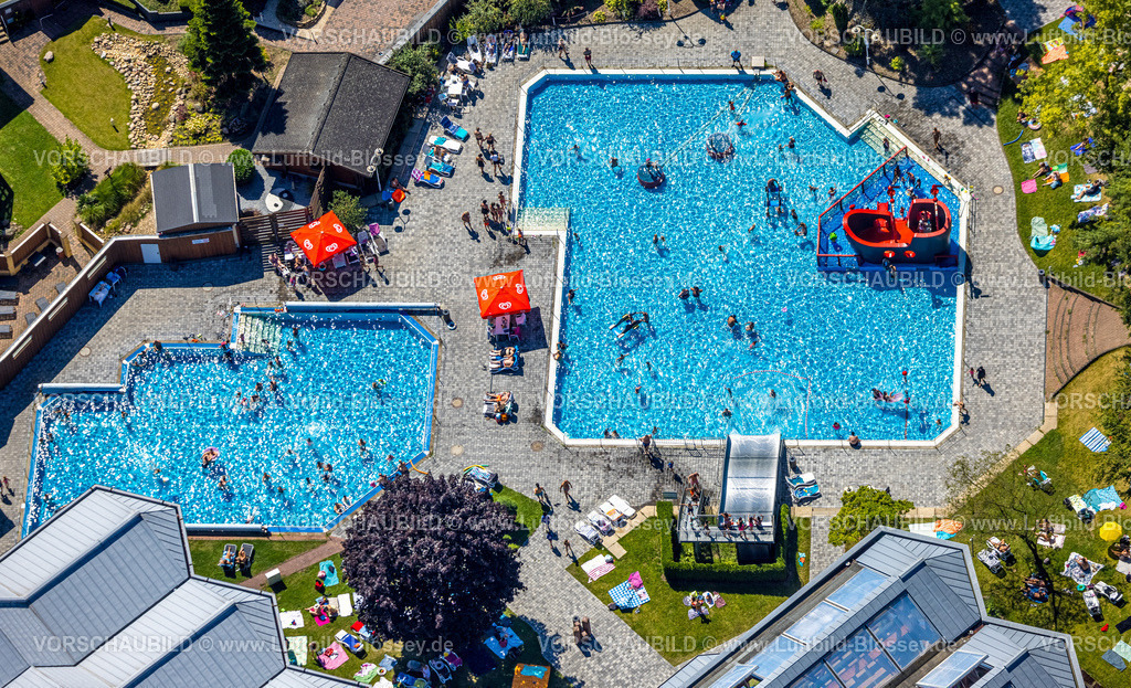 Dortmund240801085Freibad_Wischlingen | Luftbild, Freibad im Revierpark Wischlingen, Schwimmbecken und Solebad, Badegäste im Kinderbecken mit Piratenschiff und auf der Liegewiese mit Sonnenschirmen, Dorstfeld, Dortmund, Ruhrgebiet, Nordrhein-Westfalen, Deutschland