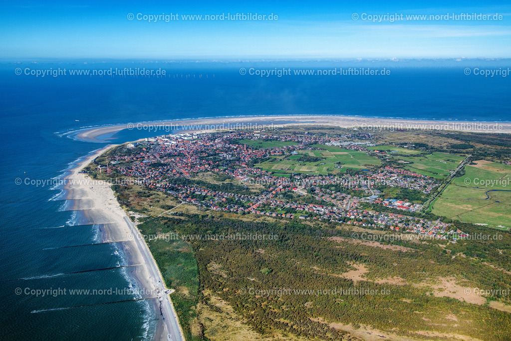 Borkum_Ort_ELS_6675091022 | BORKUM 09.10.2022 Ortsansicht der Straßen und Häuser der Wohngebiete der Ostfriesischen Nordsee- Insel Borkum im Bundesland Niedersachsen. // Town View of the streets and houses of the residential areas in Borkum in the state Lower Saxony. Foto: Martin Elsen
