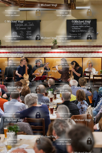 TAM25_K.12__Michael-Vogl_043_8218 | Tage Alter Musik Regensburg K.12 Nachtkonzert Brauhaus am Schloss Cappella Pratensis (Niederlande) Tim Braithwaite, Superius, Leitung Peter de Laurentiis, Tenor, Co-Leitung Sollazzo Ensemble (Frankreich) The Feast of the Swan Das Schwanenfest der Mariengilde von ’s-Hertogenbosch Anna Danilevskaia Vihuela de Arco, Leitung Foto: Michael Vogl