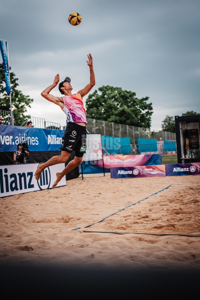 Beachvolleyball | München | Allianz German Beach Tour 2025 | Tourstop München | 03.07.2025 | Valentin Schneckenburger beim Aufschlag